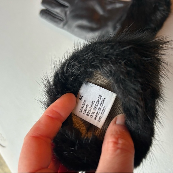 Luxurious Black Leather Gloves with Plush Fur Cuff - Picture 8 of 11